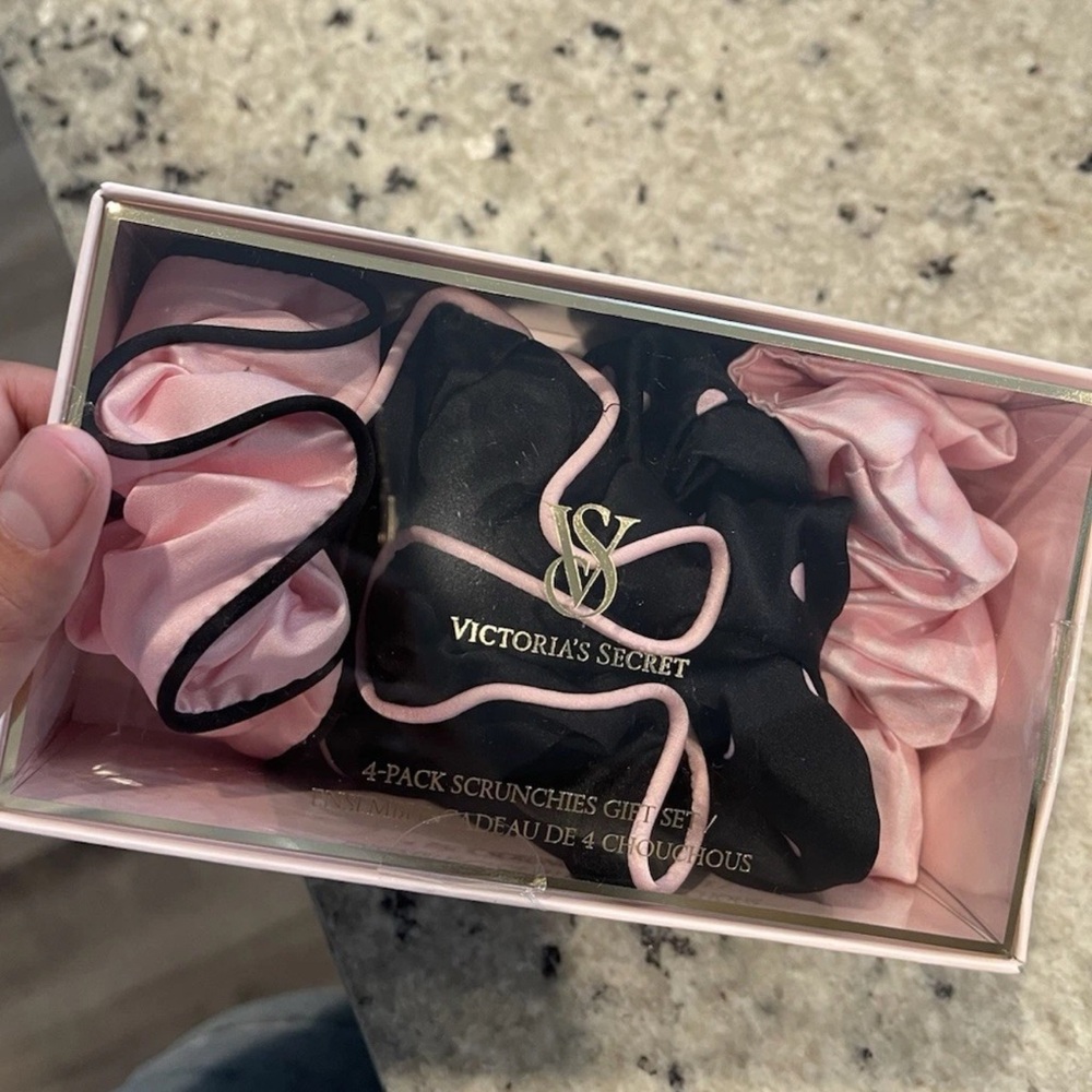 Victoria's Secret Pink and Black Scrunchies Set